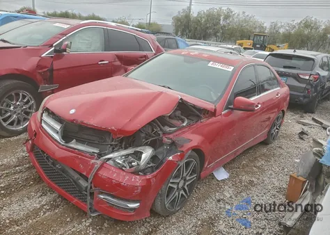 2013 Mercedes-Benz C 250 z USA, uszkodzony, nr VIN WDDGF4HB8DA841967